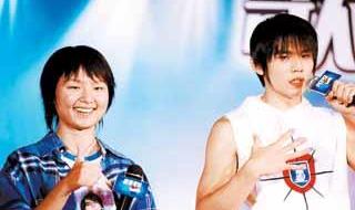 王俊凯为周杰伦庆生 王俊凯为周杰伦庆生